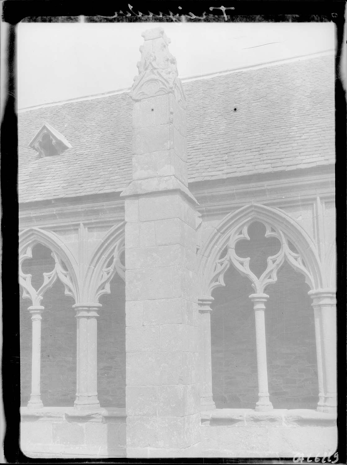 Détail de la galerie du cloître, vue du jardin