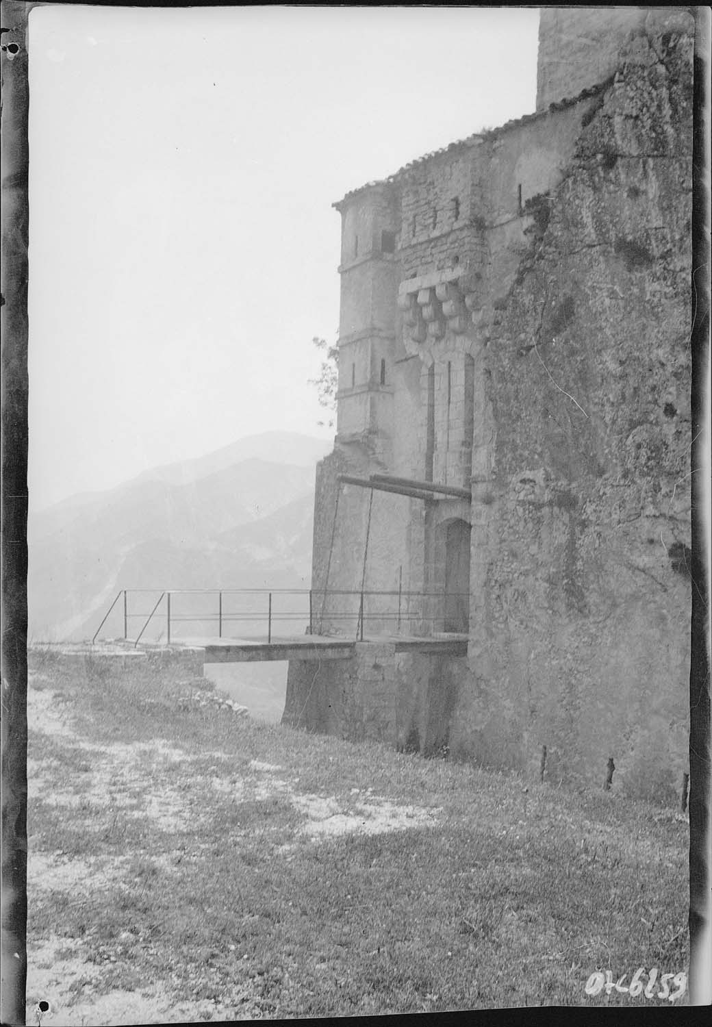 Porte 33, vue extérieure nord de la porte de secours et corps de garde 32