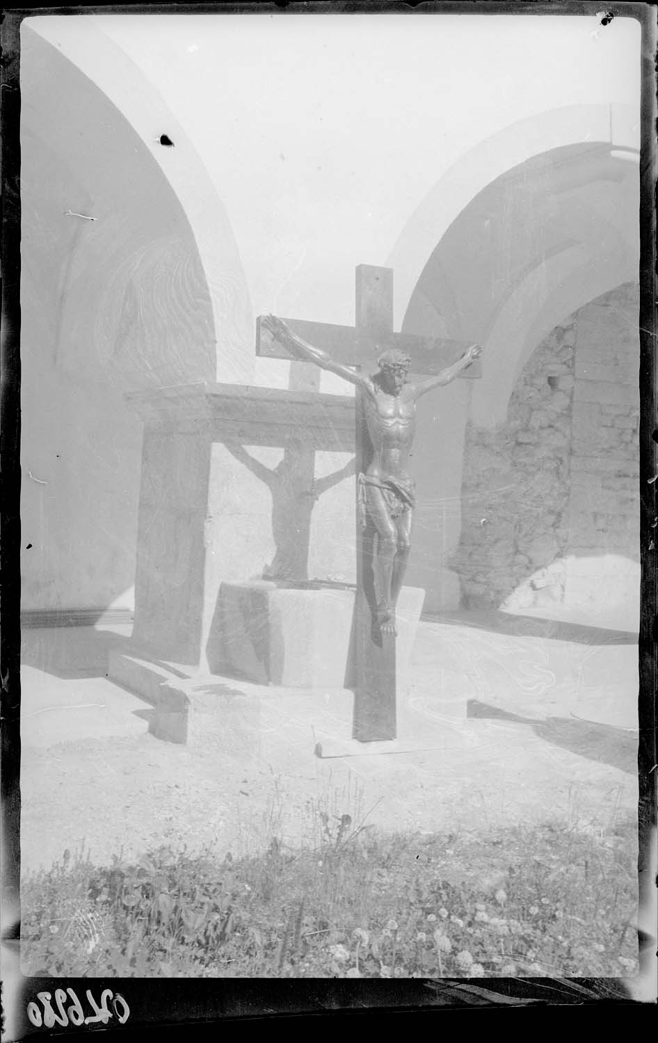 Christ en croix dans le cloître