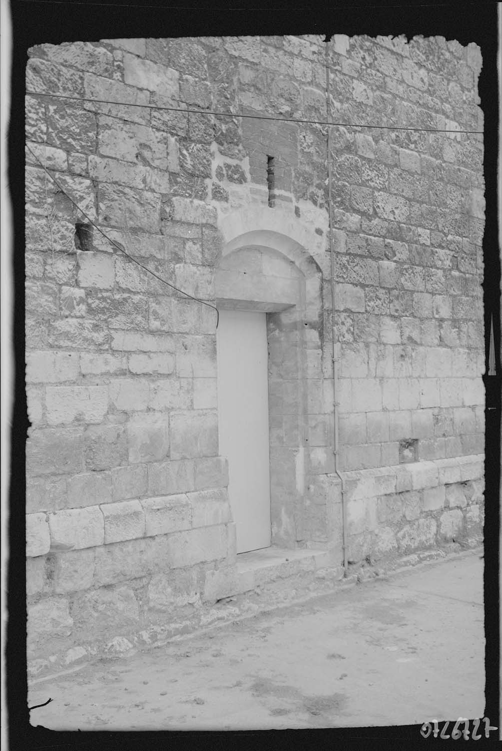 Porte au centre de la façade nord