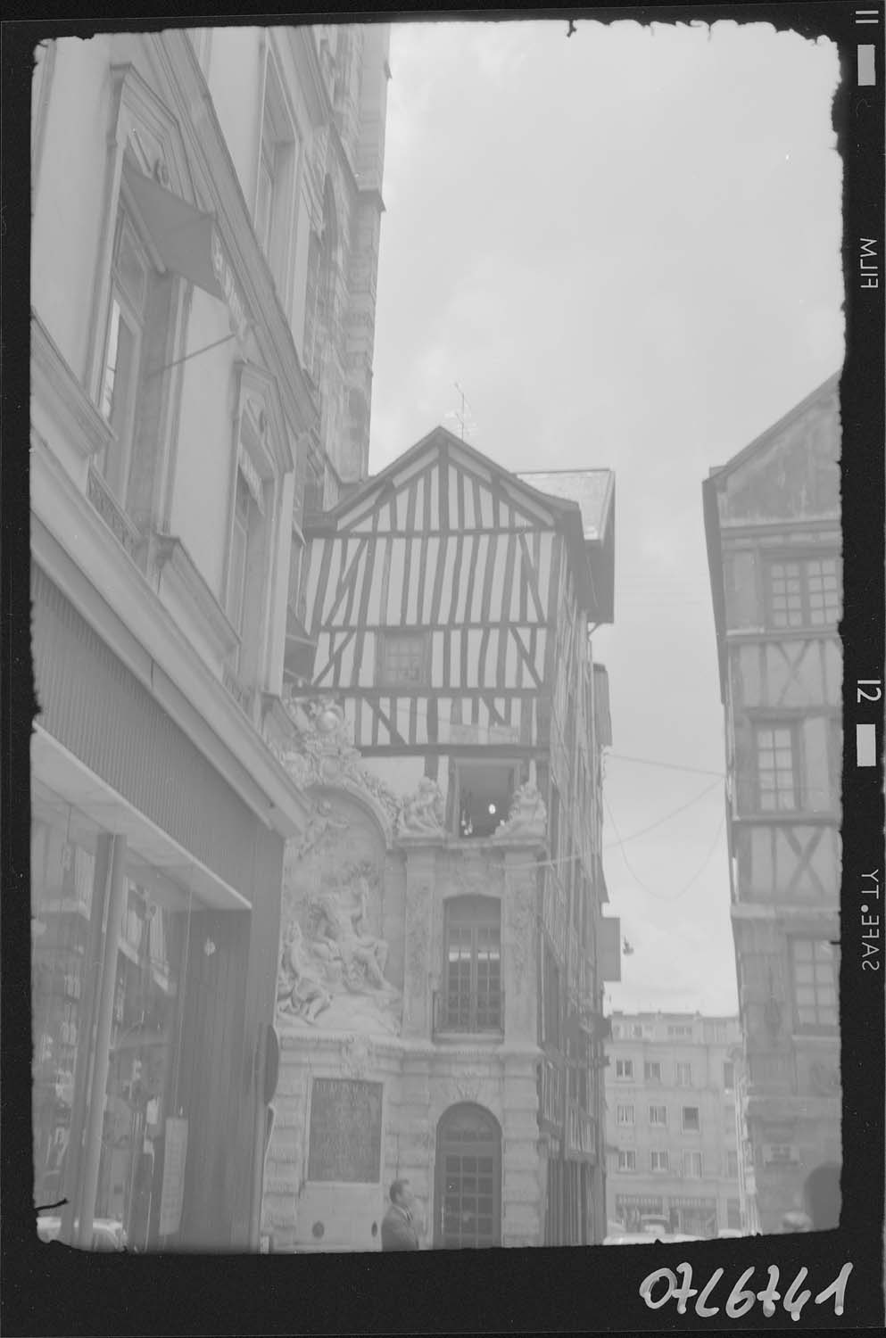 Fontaine vue d'une rue latérale