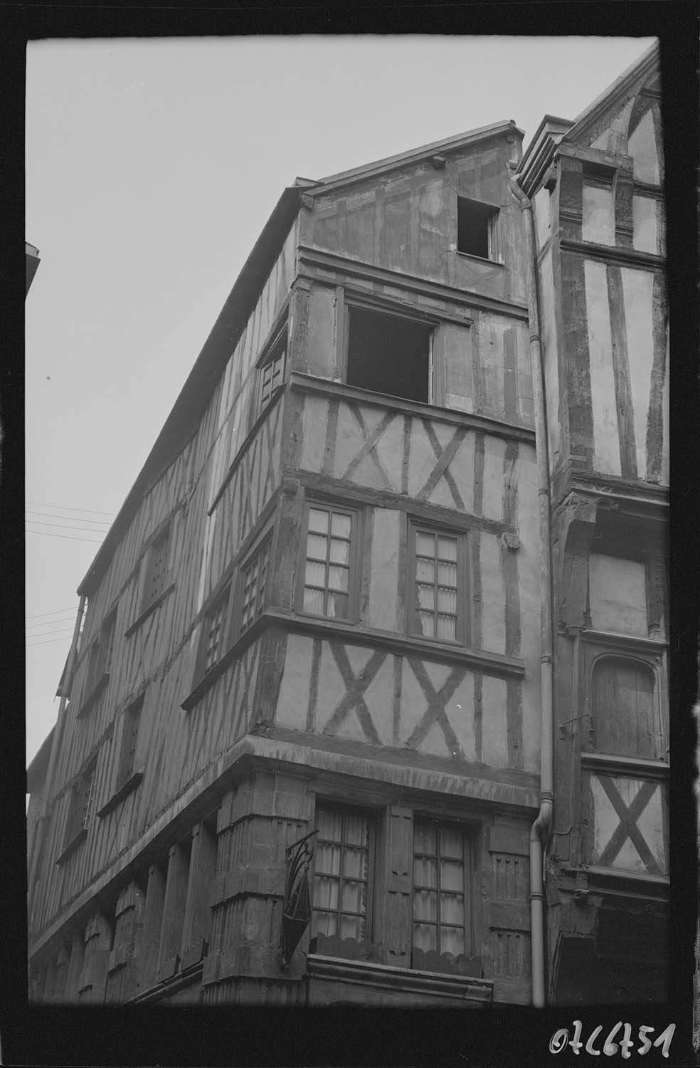 Colombages en partie haute sur la façade rue du Gros-Horloge