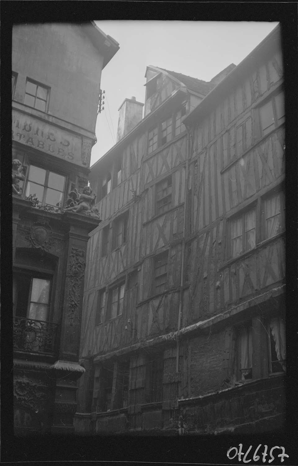 Les colombages en partie haute sur la façade rue des Vergetiers