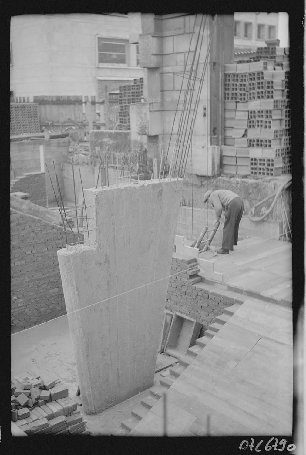 Détail d'une pile en béton vue du 1er niveau