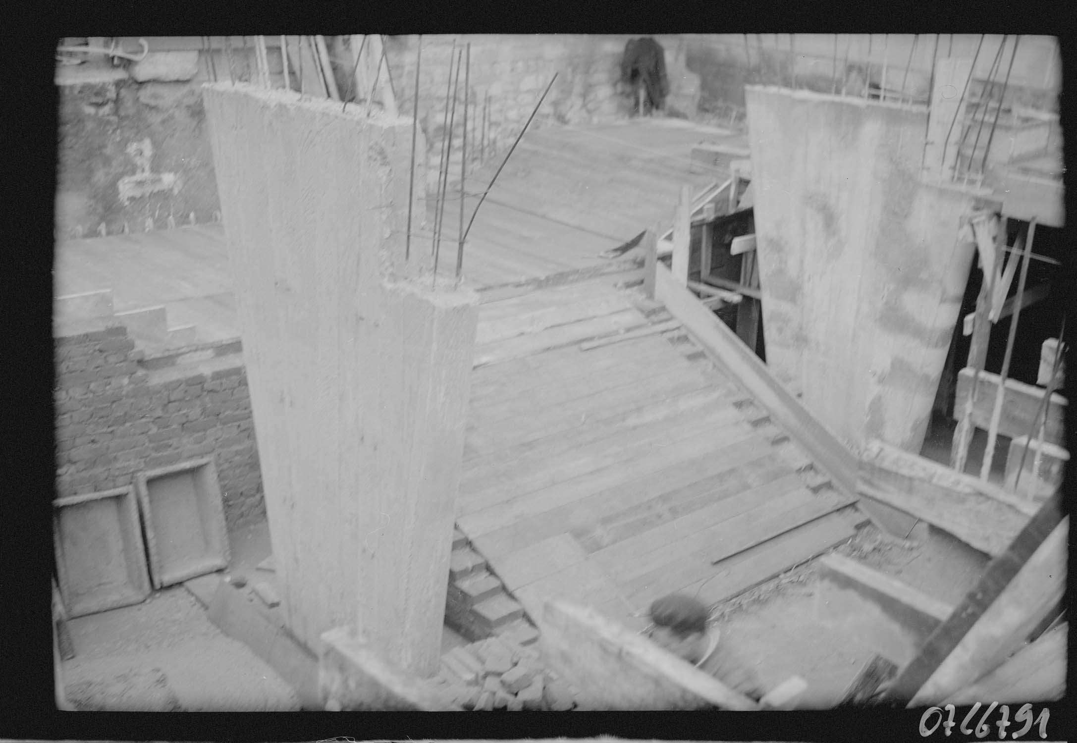 Détail de la construction d'un des escaliers vu du 1er étage