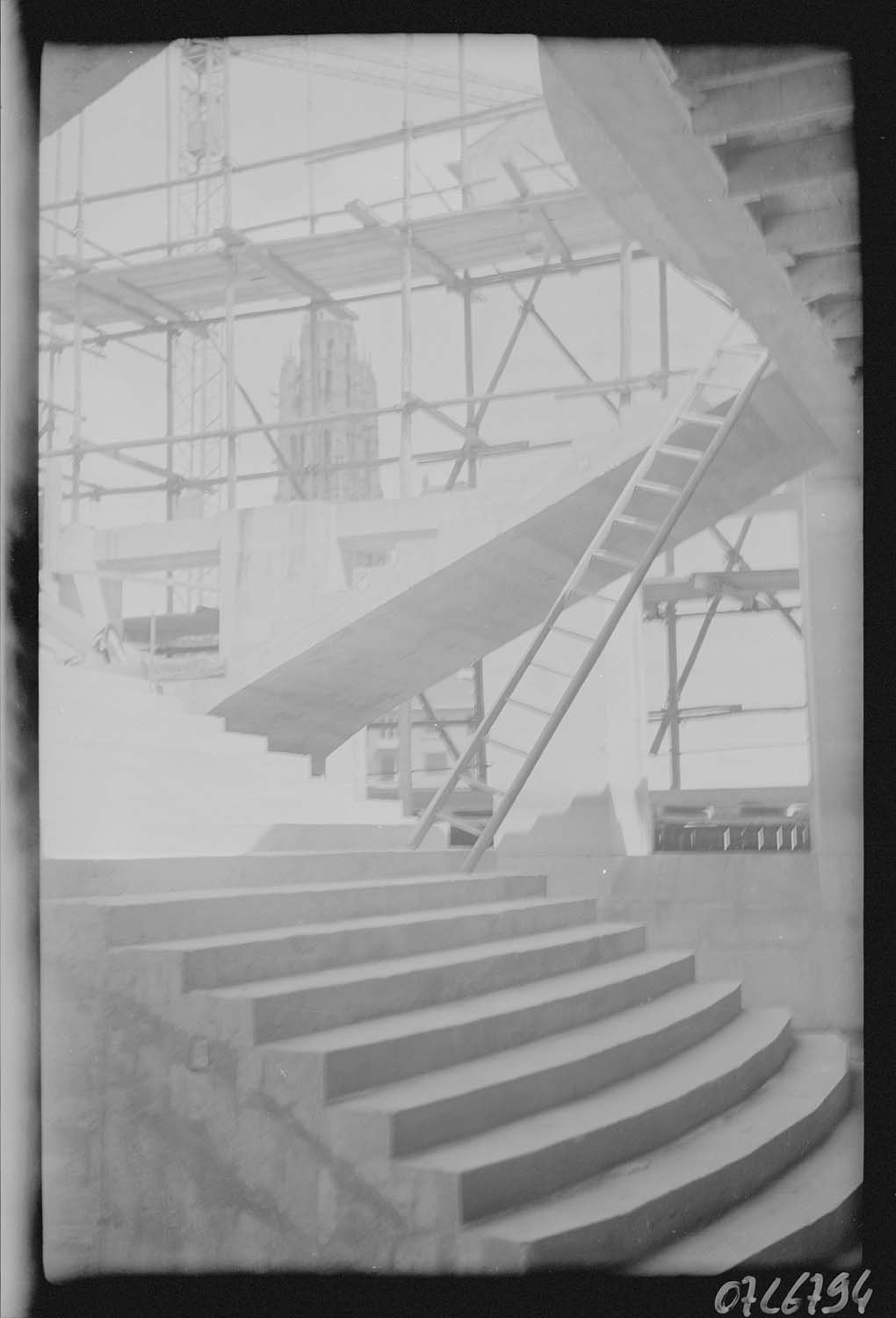 Deux volées de l'escalier autoportant en béton