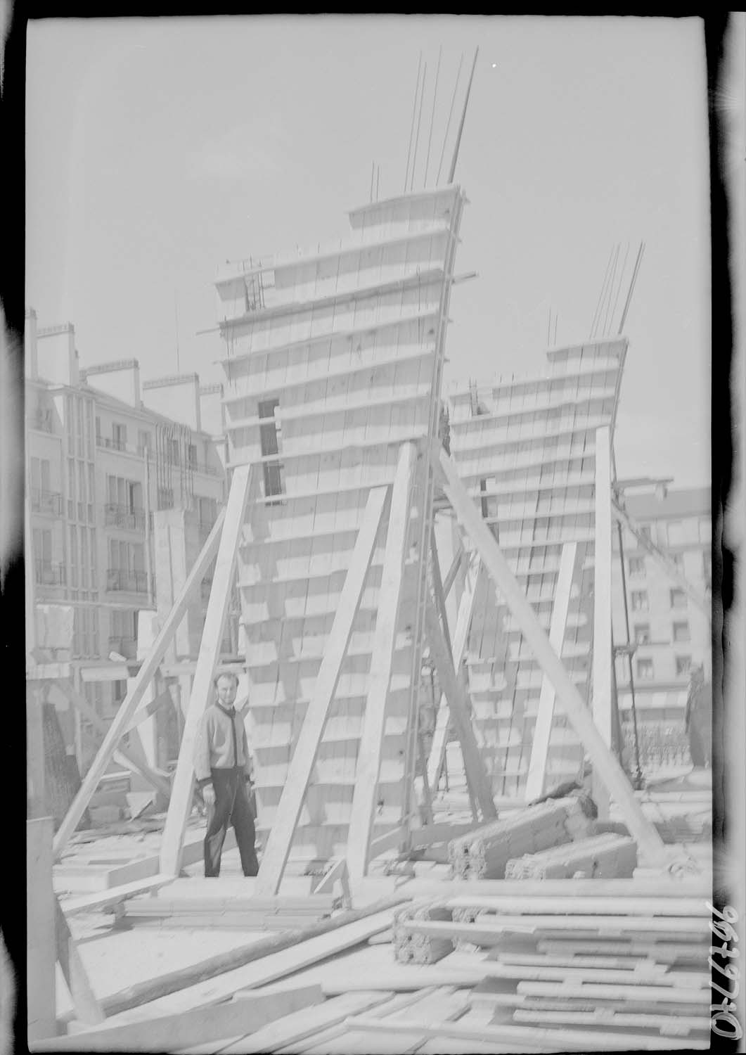 Piles de soutien du 1er étage en cours de construction