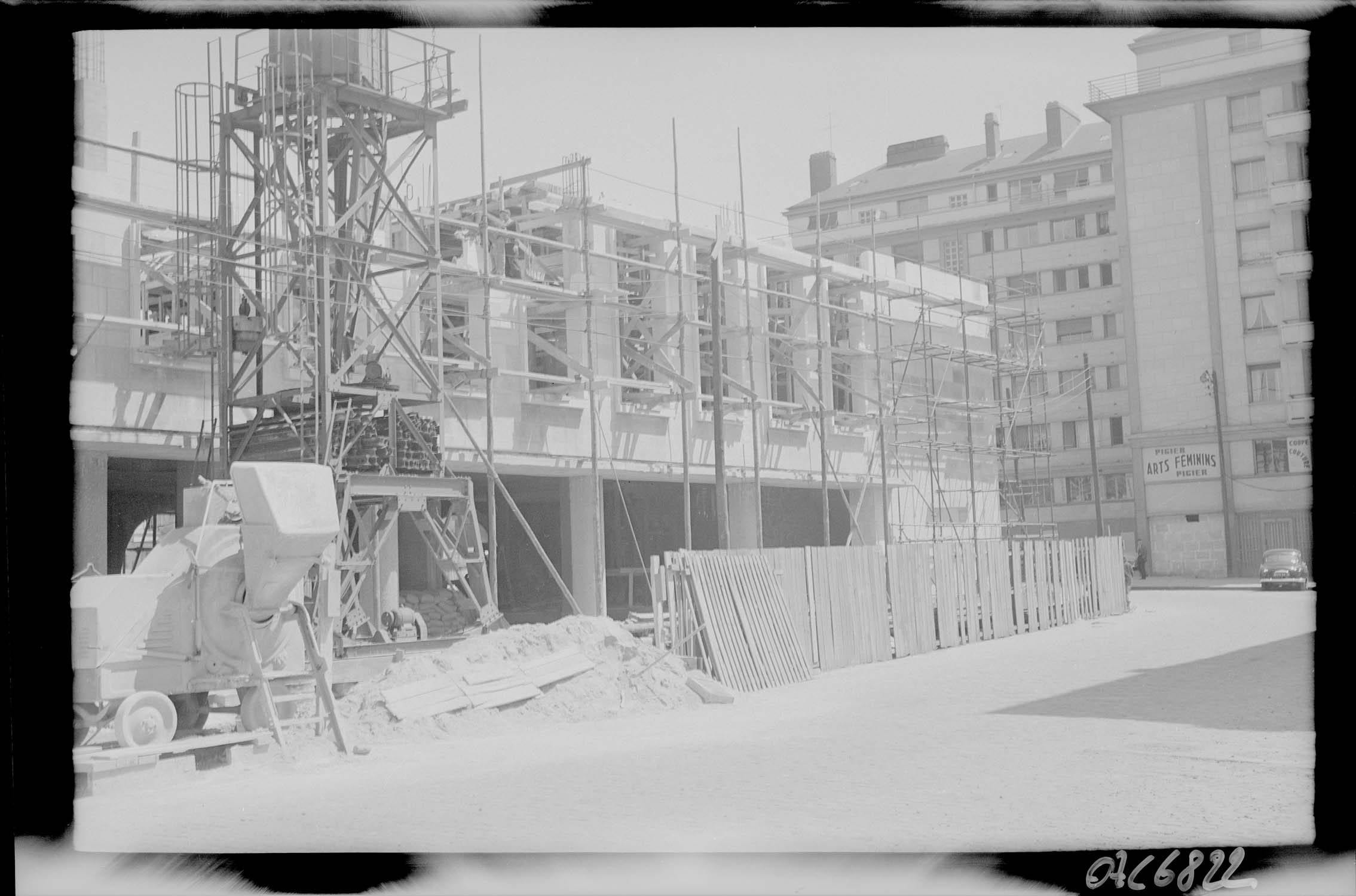 Façade neuve en cours de construction vue de la rue