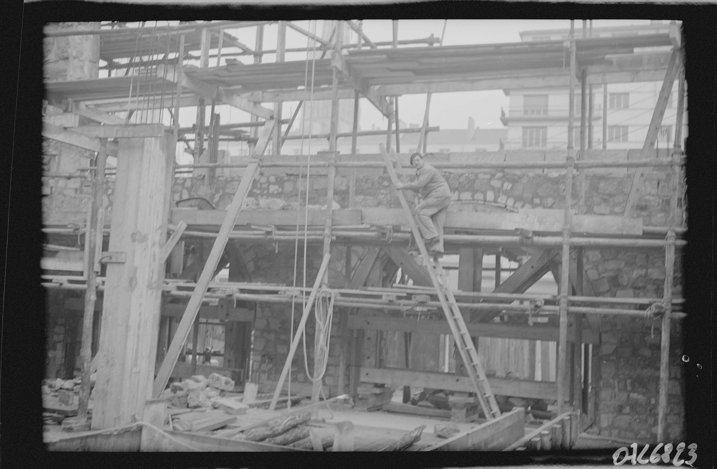 Structures internes en cours de construction devant le mur d'origine