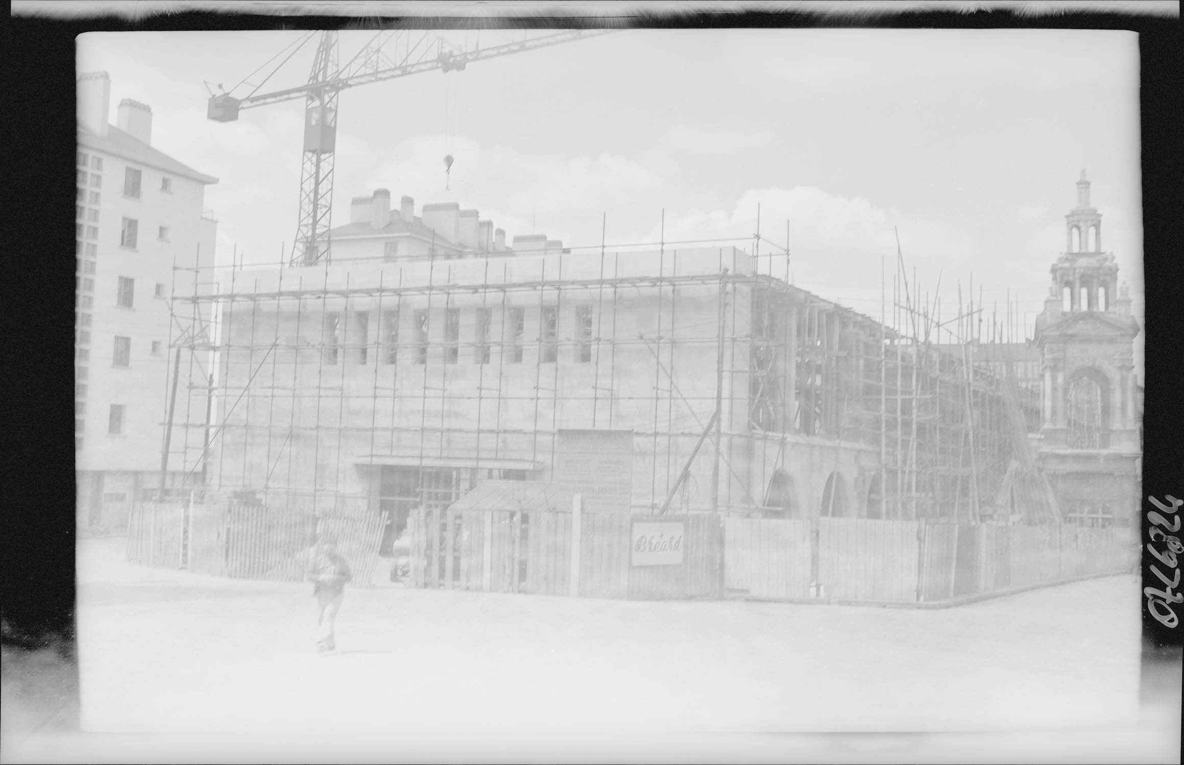 Les façades du bâtiment remontées avant réalisation de la couverture