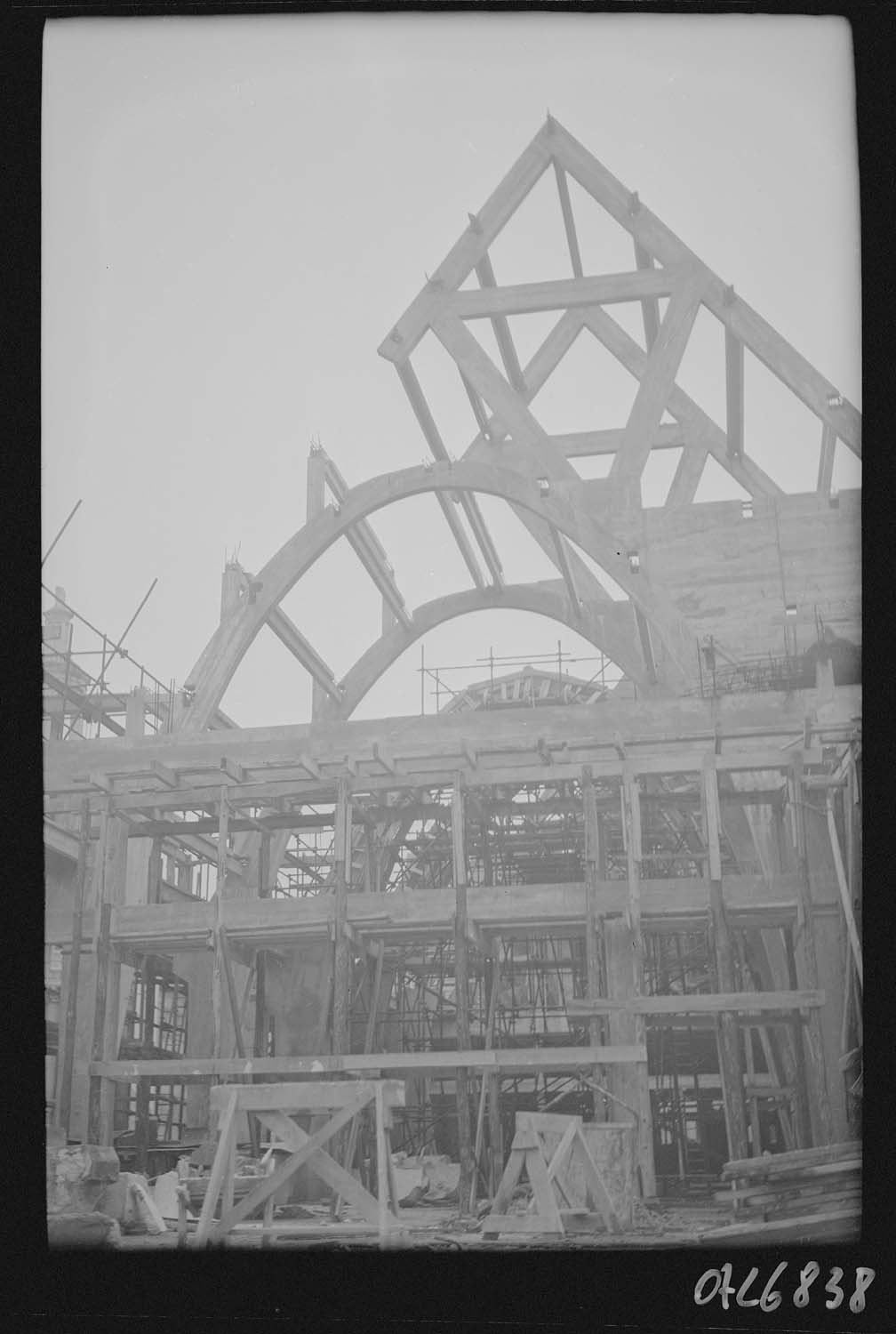 Charpente en cours de montage vue de l'intérieur