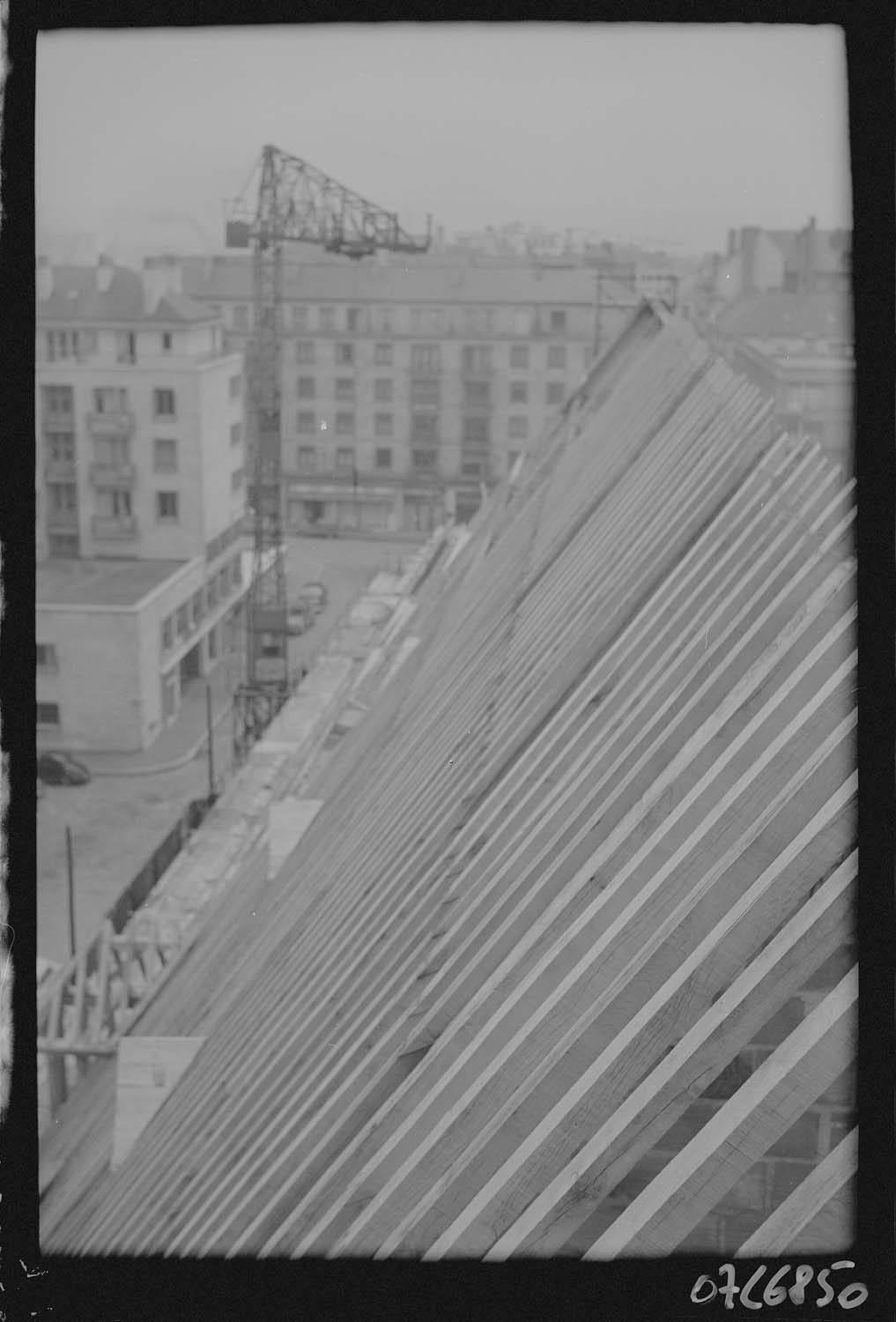 Charpente avec chevrons vue de la souche de cheminée