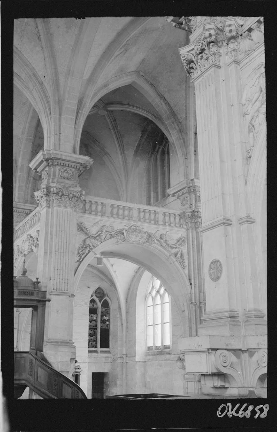 Vue des tribunes au-dessus du transept