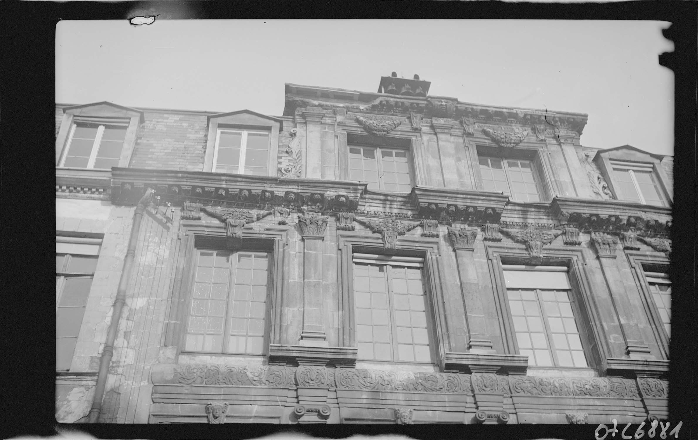 Partie supérieure du corps central de la façade sur cour