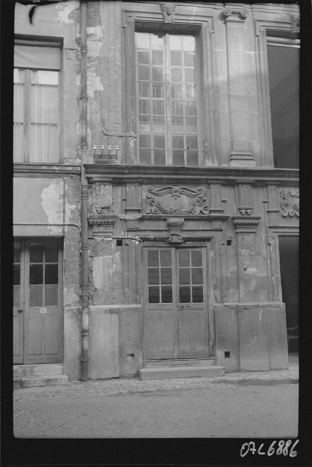 Porte, fenêtre et modénature de la façade sur cour