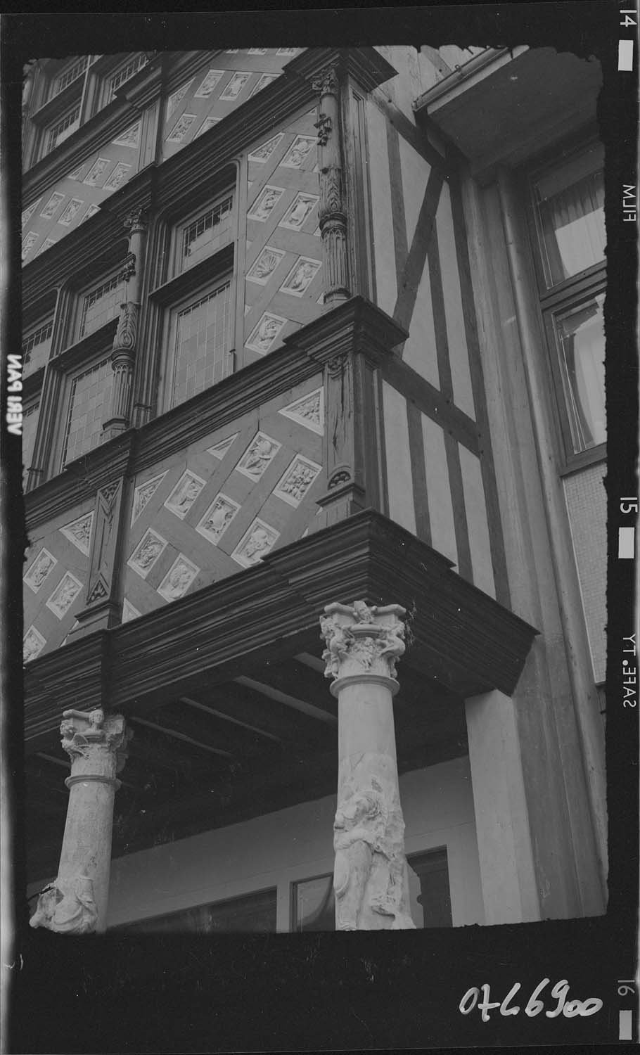 Façade du pavillon des Vertus remonté rue du Ruissel après restauration, détail du porche