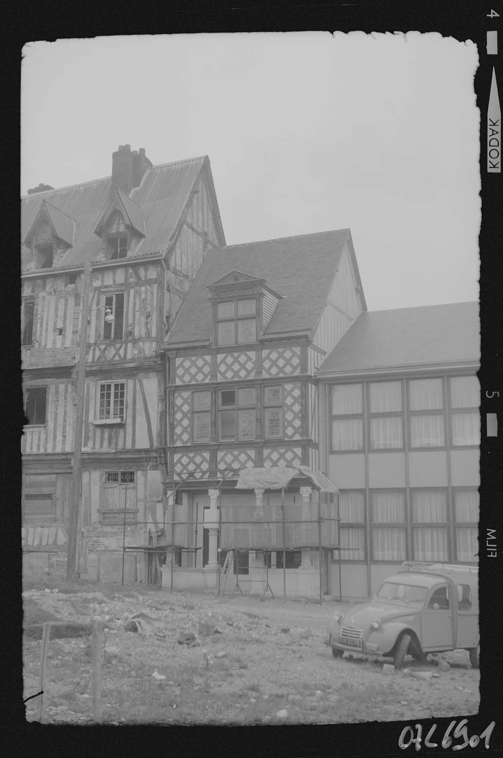 Façade du pavillon des Vertus rue du Ruissel en cours de remontage