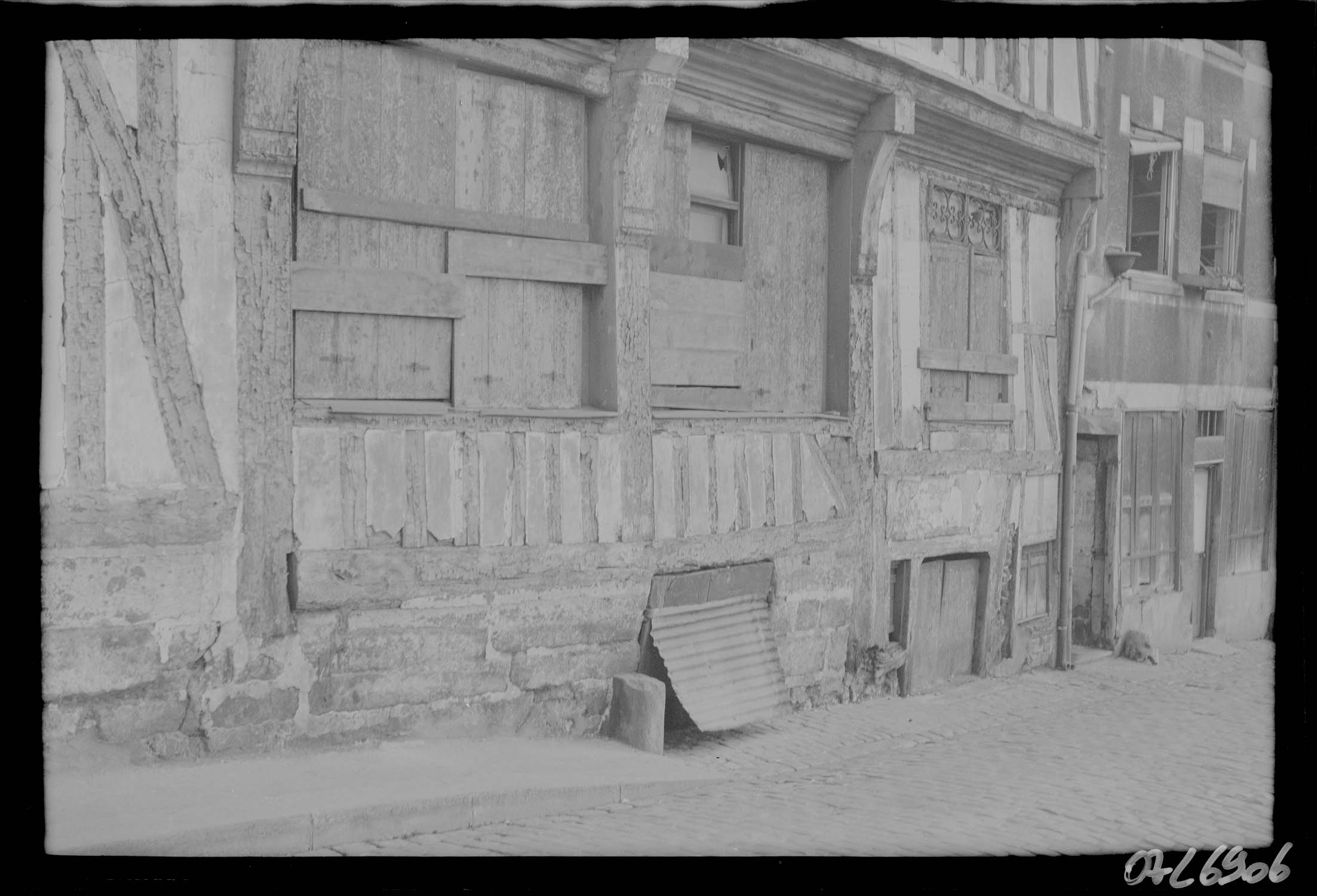 Détail de la partie basse de la façade en colombage sur la rue du Ruissel