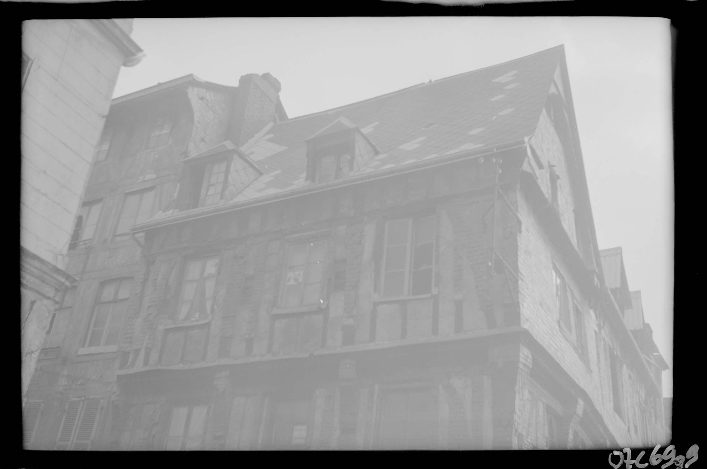 Partie haute de la façade rue Eau-de-Robec avant restauration