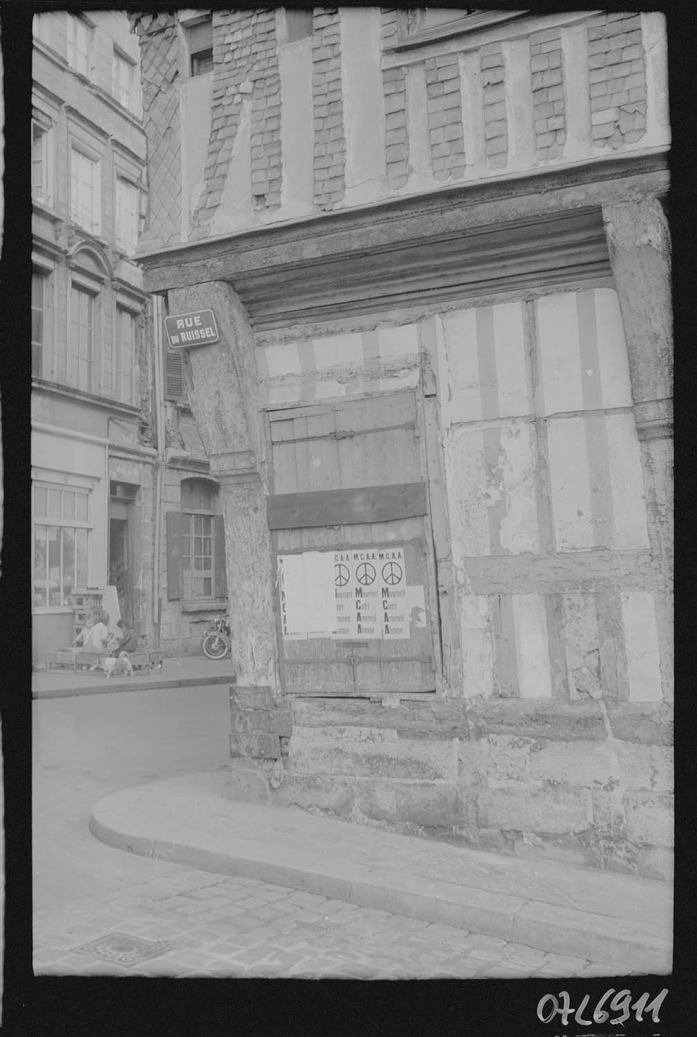 Détail de l'angle de la façade de la maison des Mariages rue du Ruissel