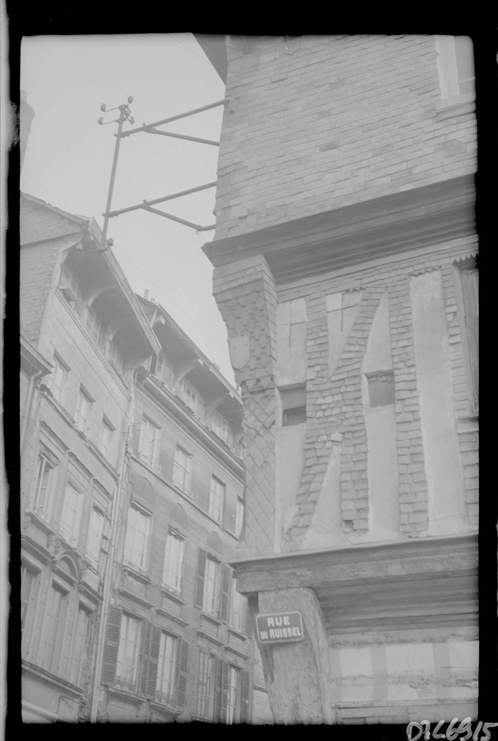 Détail de l'angle au 1er étage de la façade de la maison des Mariages rue du Ruissel