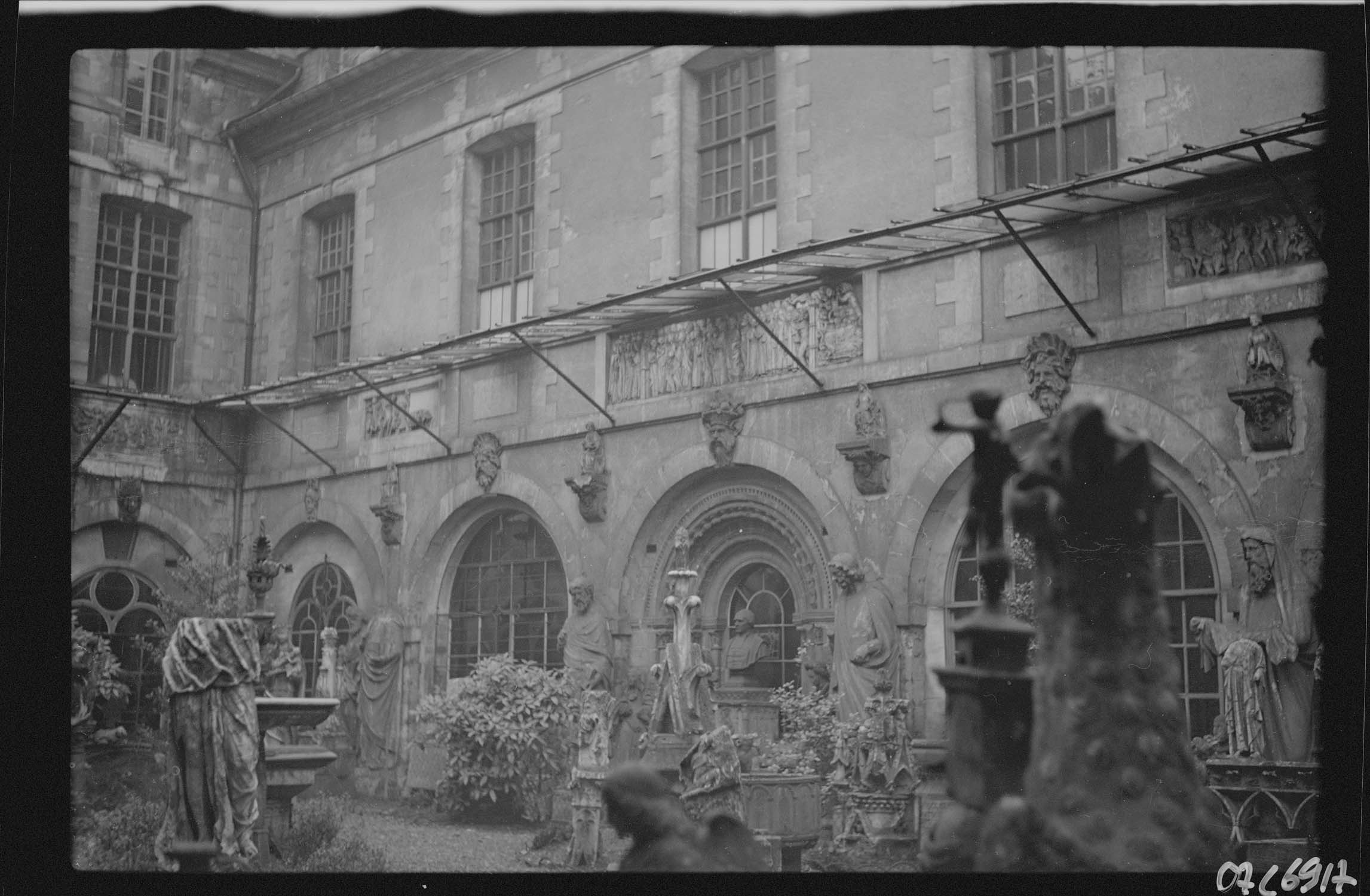 Façade en pierre sur cour