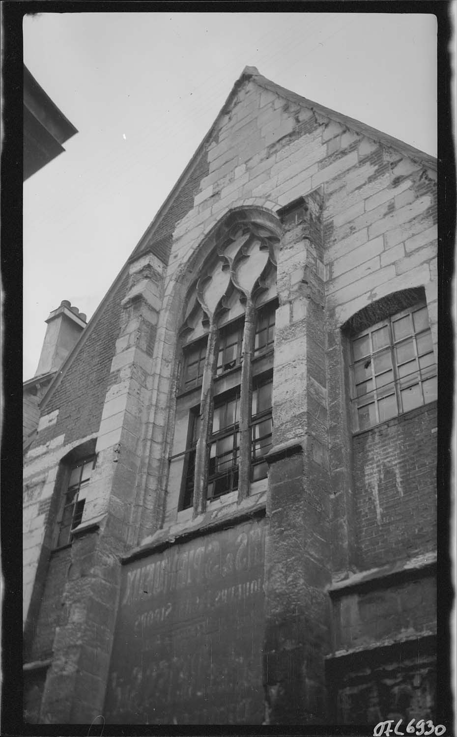 Partie haute de la façade ouest sur rue