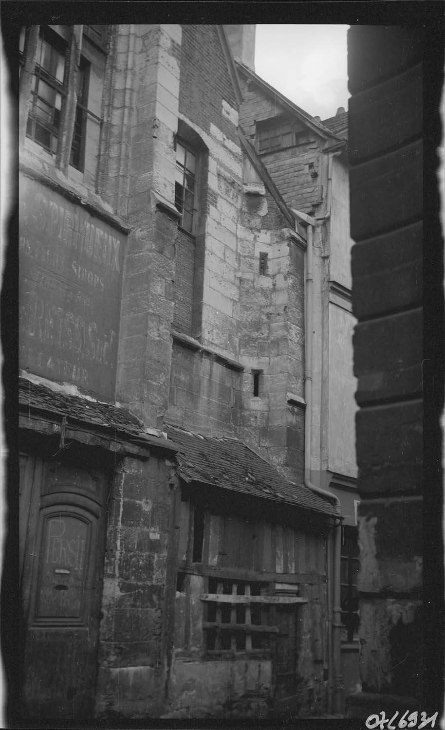 Partie basse droite de la façade ouest sur rue