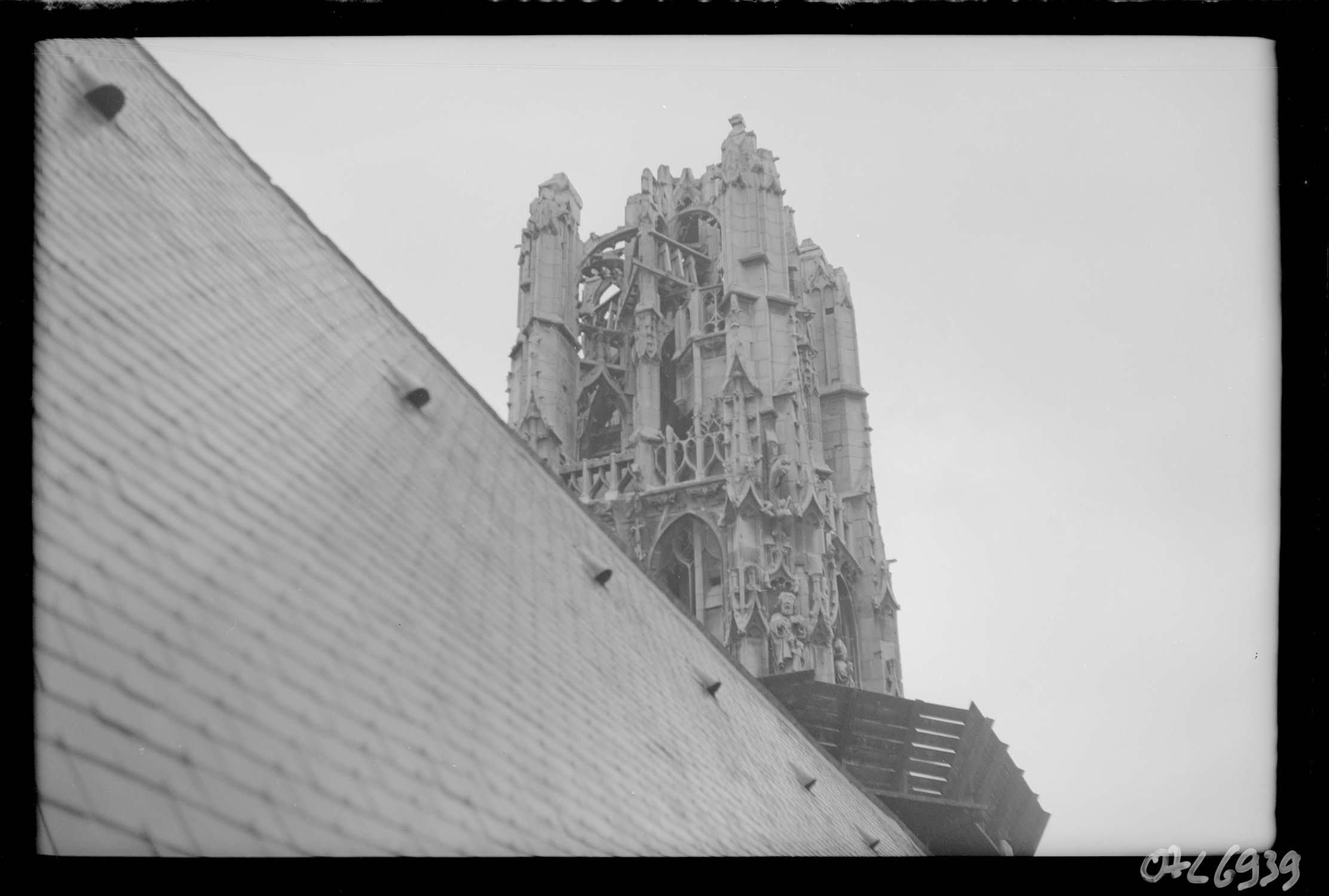 Tour vue de la toiture d'un bas-côté