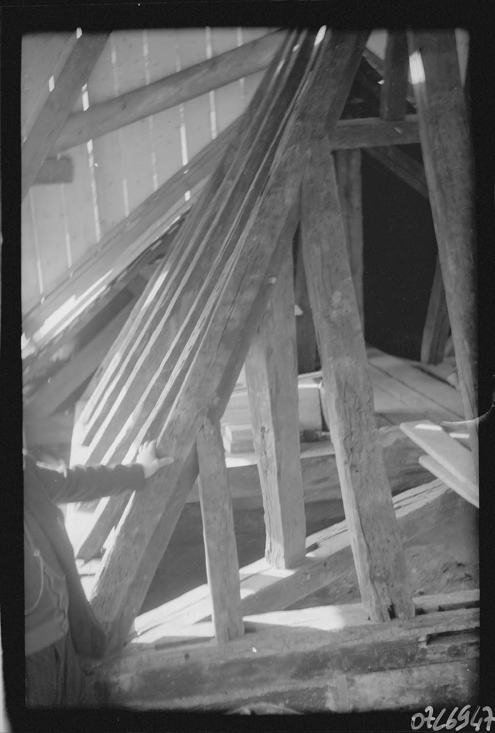 Détail d'une charpente découverte d'une des chapelles