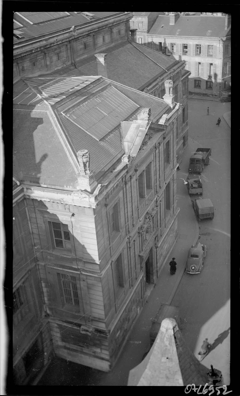 Façade sur rue de la bibliothèque vue de la tour