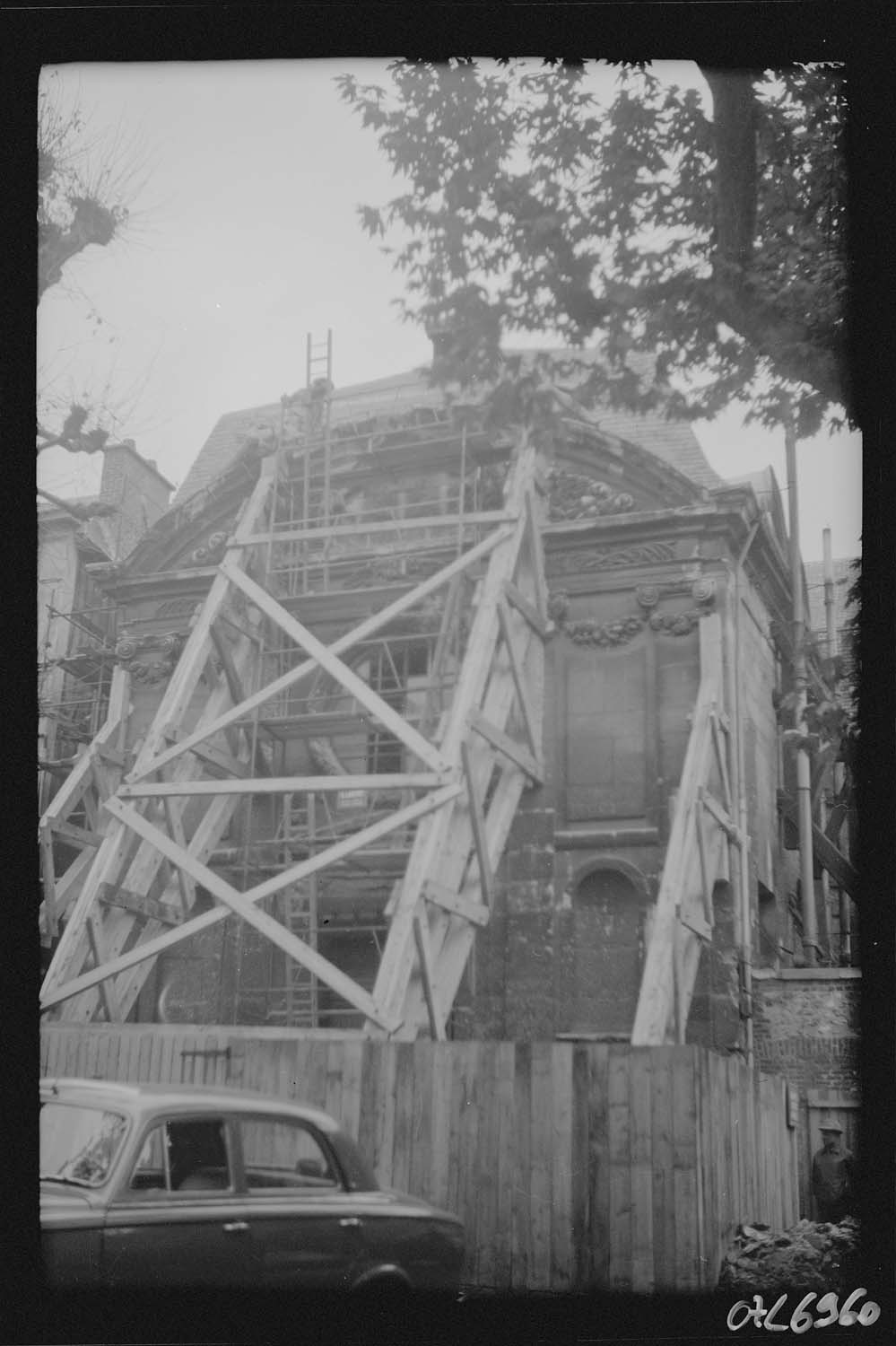 Façade étayée sur la place