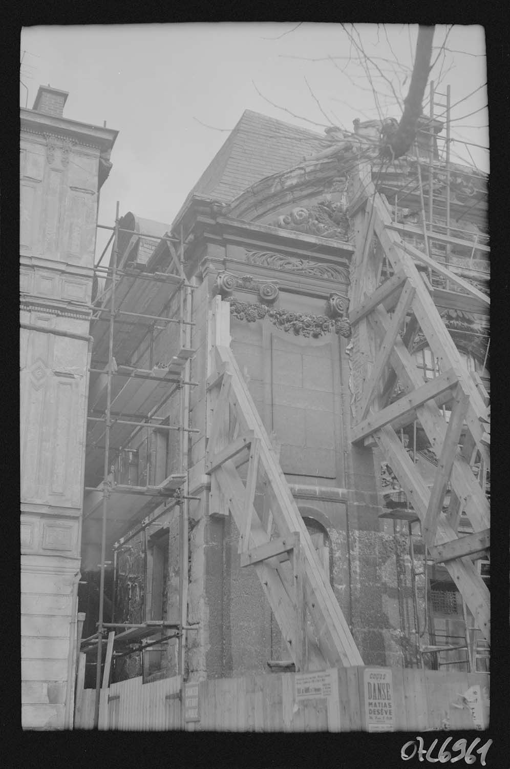 Façade étayée sur la place, détail de la partie gauche