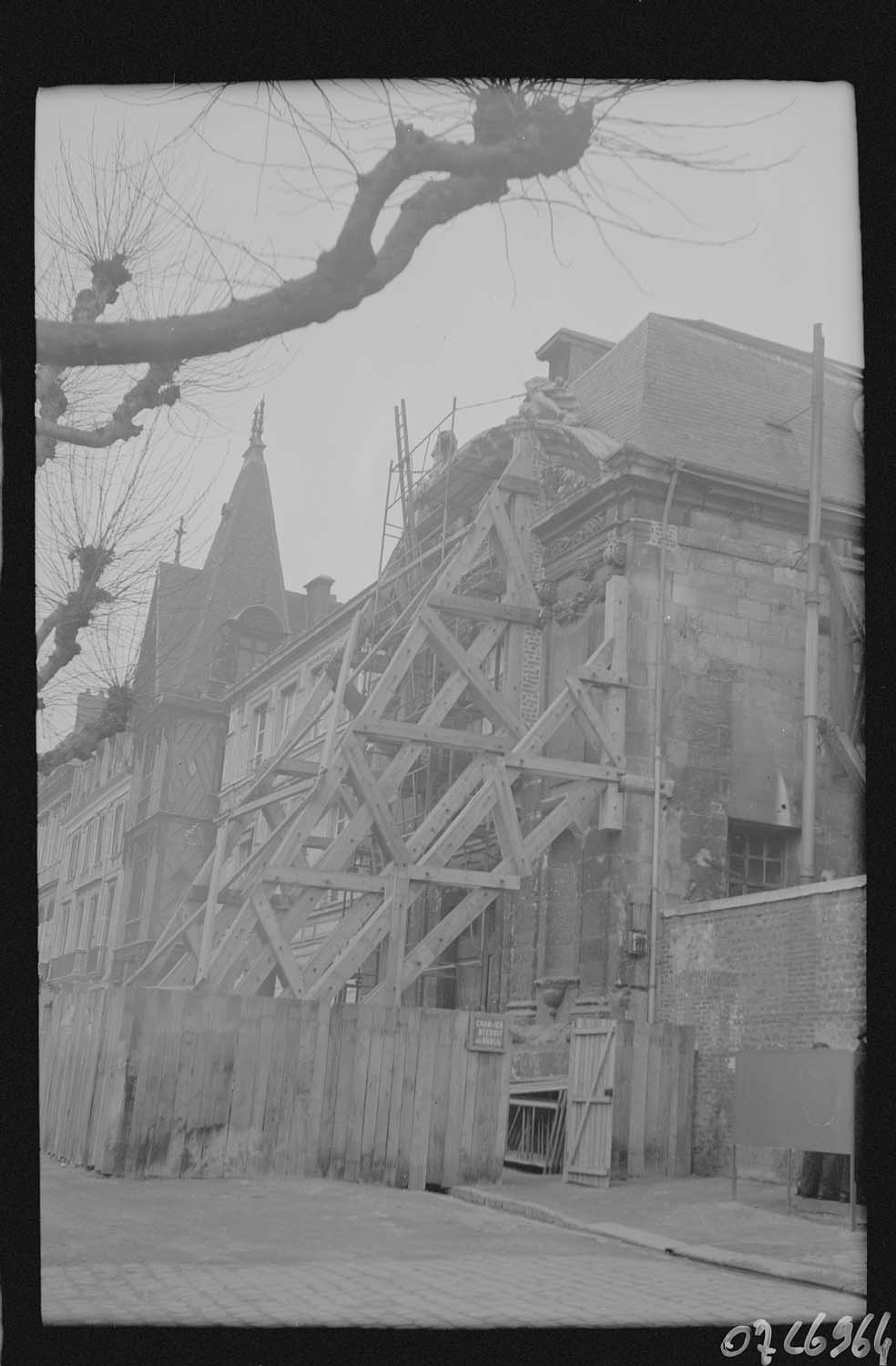 Vue latérale de la façade sur la place étayée