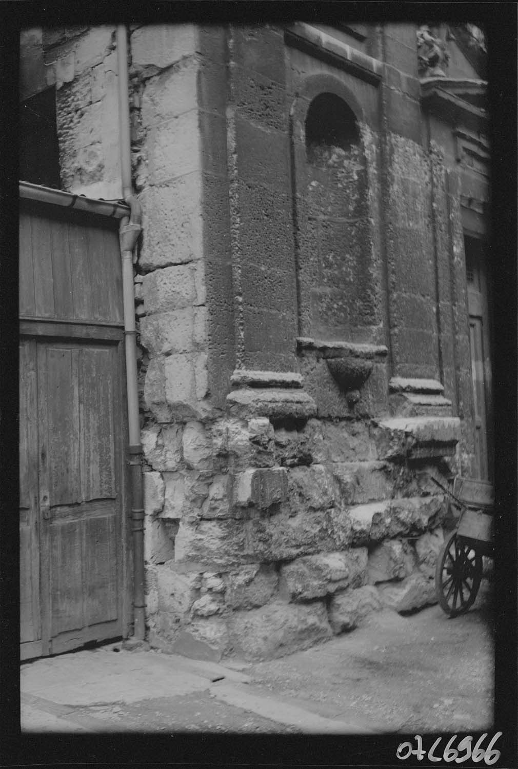 Base du mur dégradé de la façade