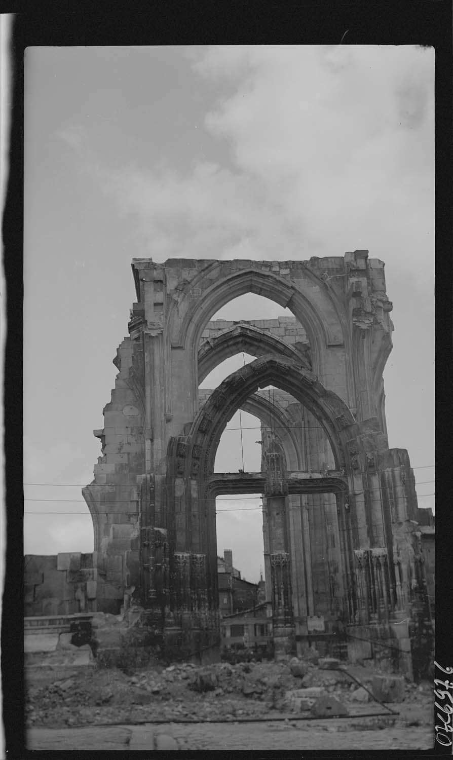 Portail latéral du transept ruiné