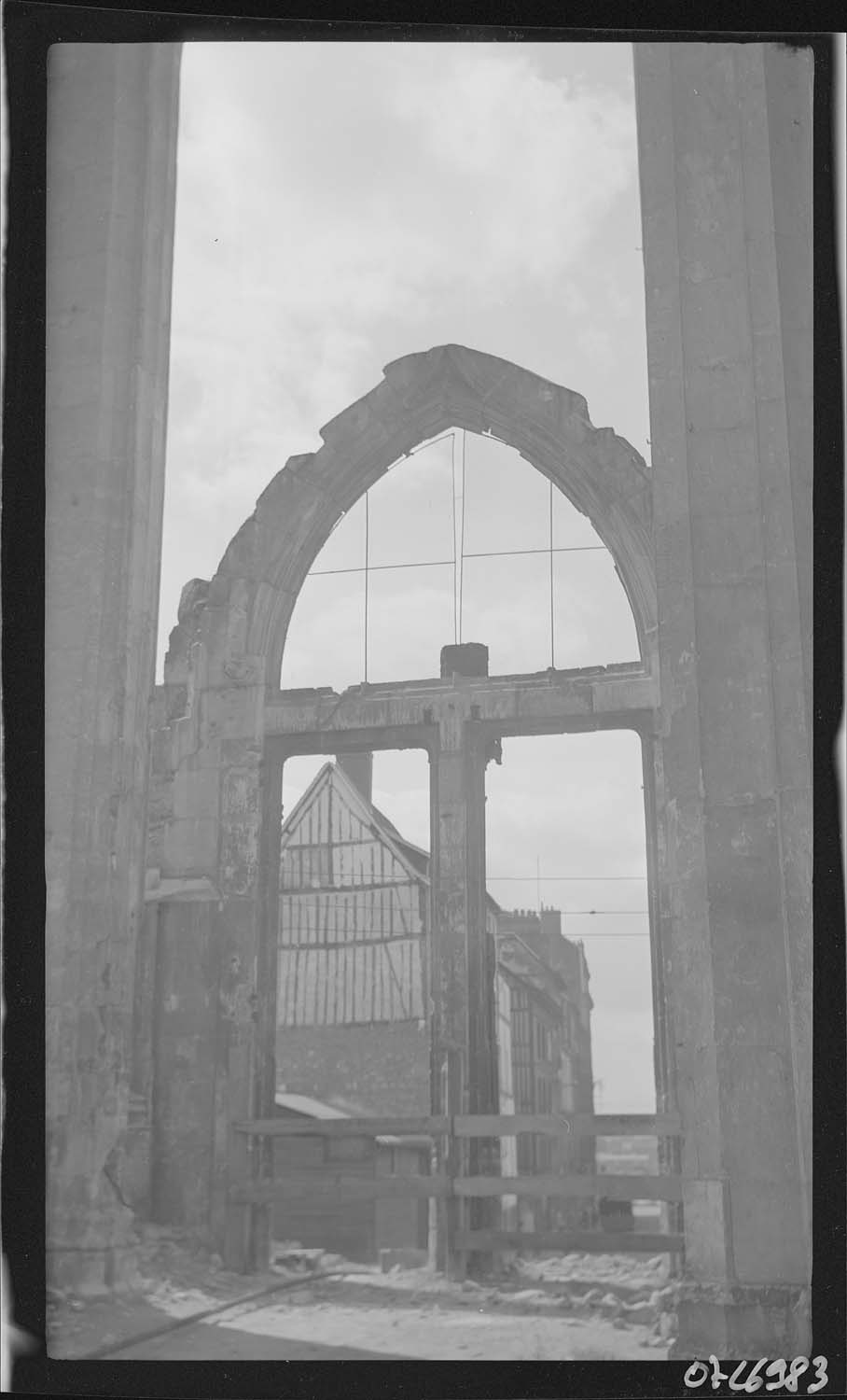 Portail latéral ruiné, vu de l'intérieur du transept