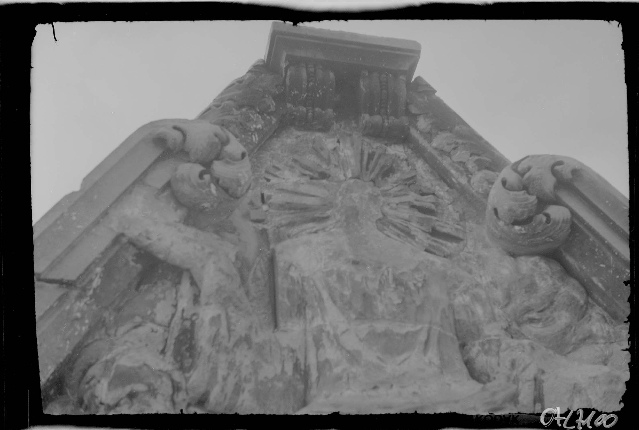 Détail d'un décor sculpté sur pignon surplombant le transept nord