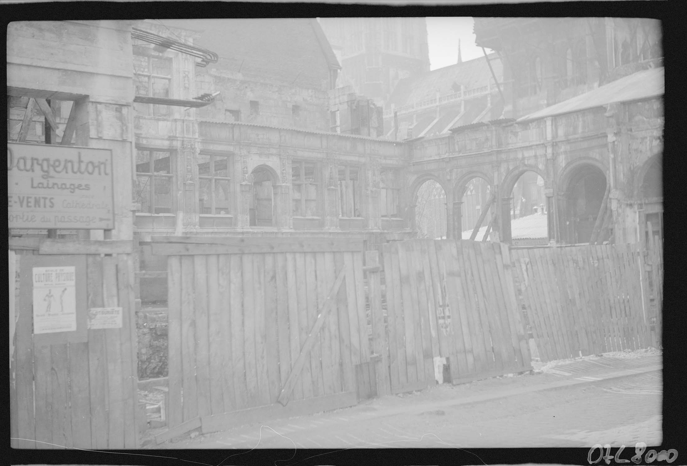 Façades sur cour, vue générale de la rue