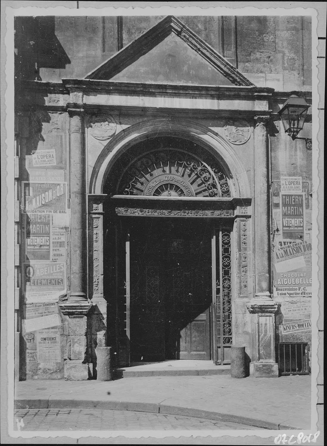 Porte d'entrée sur rue Saint-Romain avant destruction de 1944