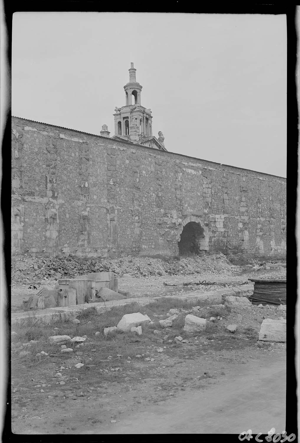 Mur de façade vu de l'intérieur après bombardement