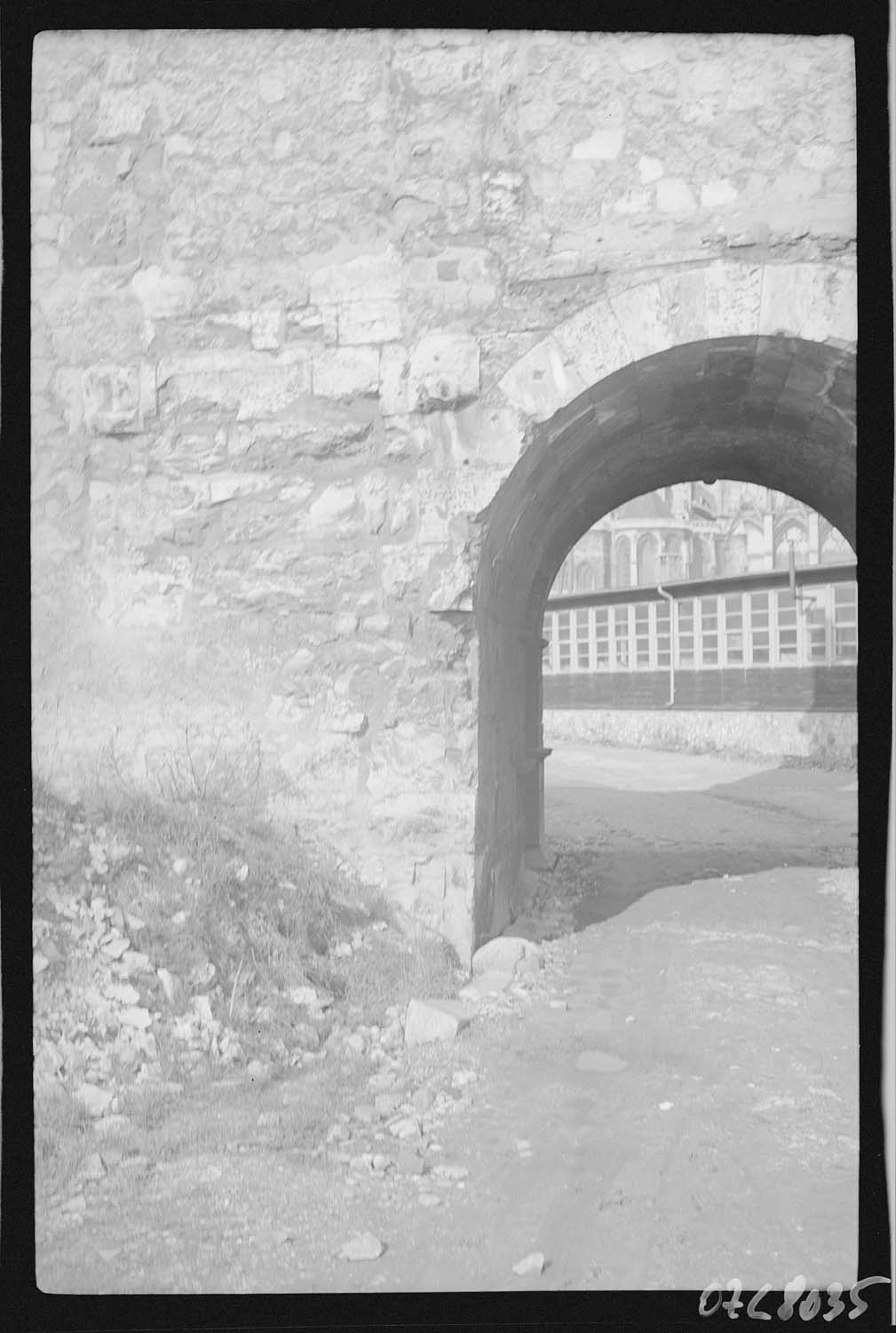 Passage voûté sous l'escalier