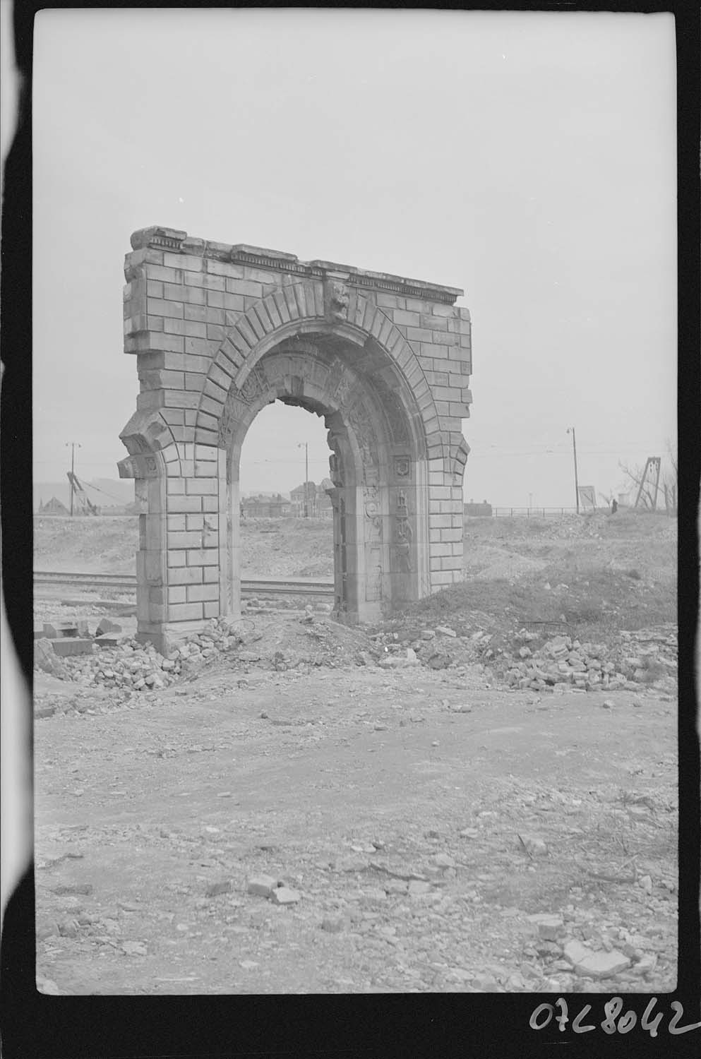 Vestige du pignon avec sa porte