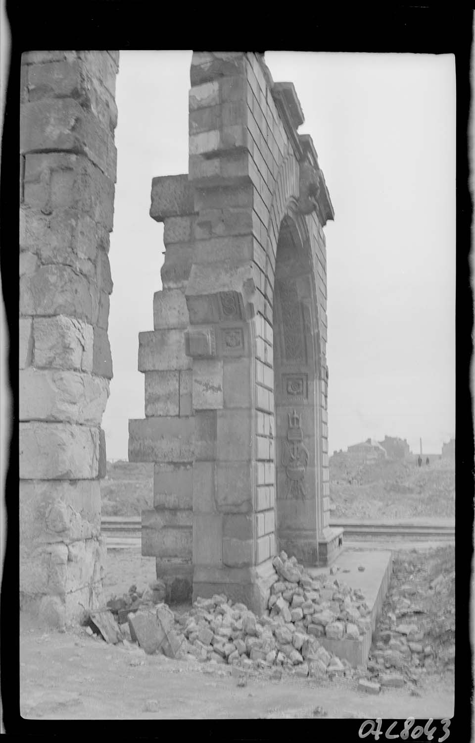 Vestige du pignon avec sa porte, vue en coupe