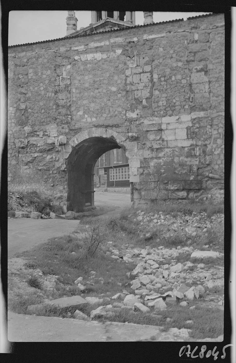 Passage voûté sous l'escalier, vue éloignée