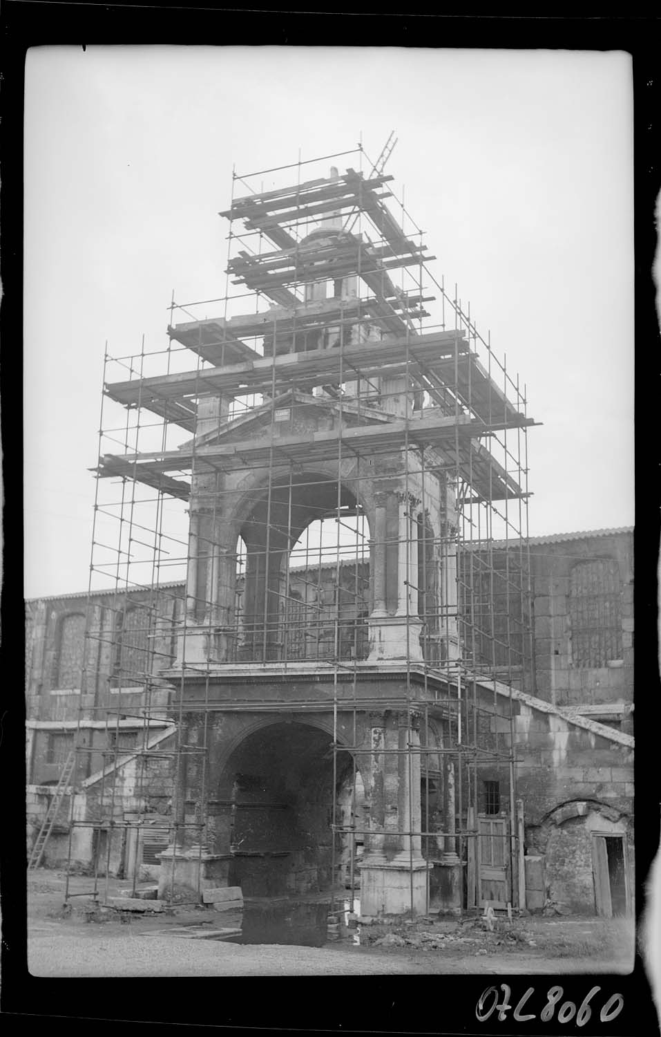 Tour échafaudée, vue depuis la place