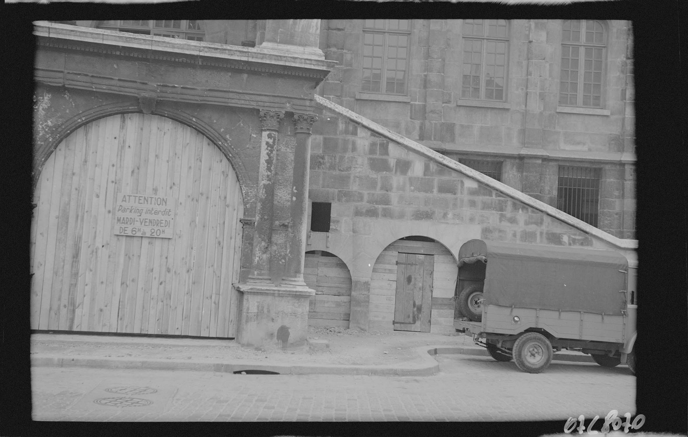 Base de la tour, rampe d'escalier après restauration