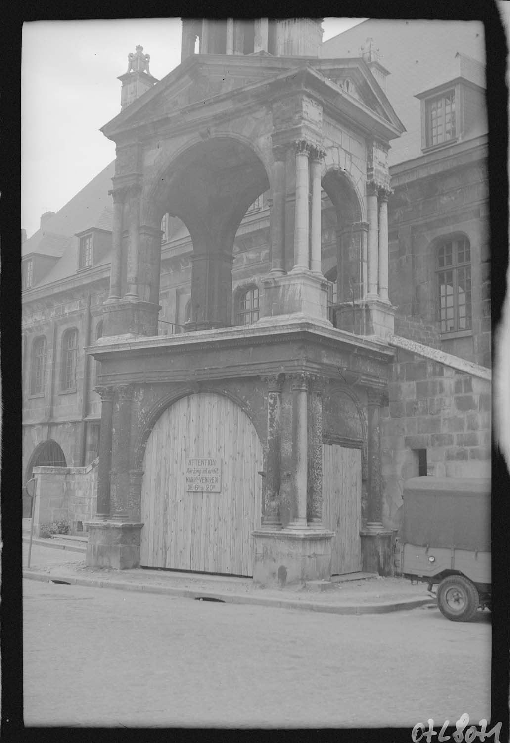 Base de la tour et des bâtiments après restauration