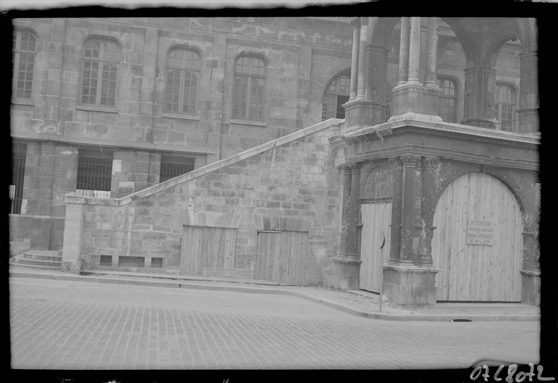 Base de la tour, rampe d'escalier après restauration