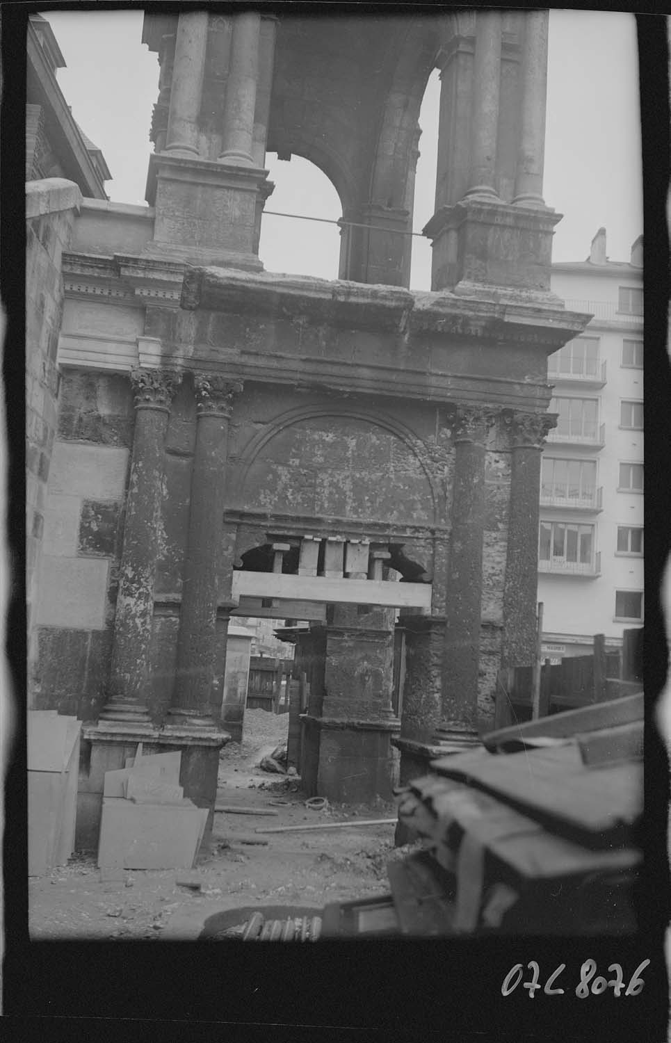 Façade latérale de la base après bombardement